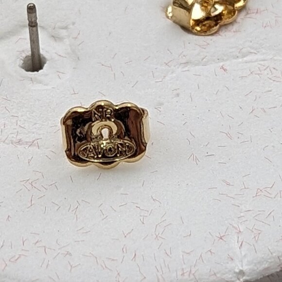 Earrings on an Apple Pearl Pierced Post Petite 8mm diam Steel Posts Avon - Picture 6 of 8